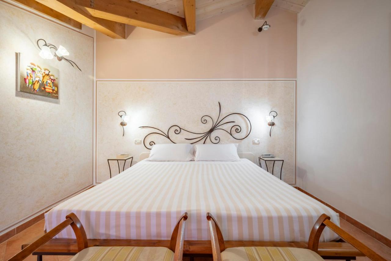 Lola Piccolo Hotel E Appartamenti Marina di Grosseto Bagian luar foto