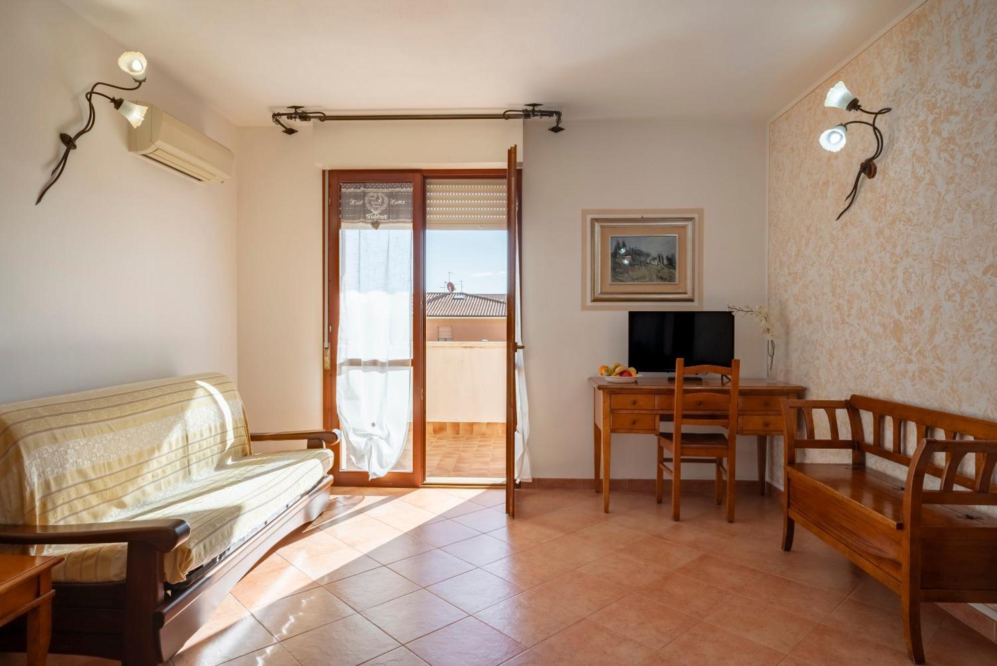 Lola Piccolo Hotel E Appartamenti Marina di Grosseto Bagian luar foto
