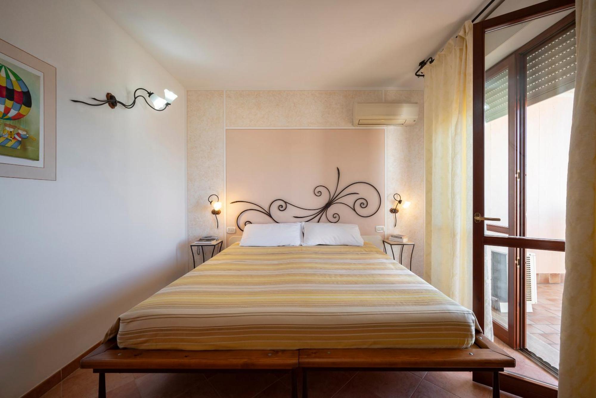 Lola Piccolo Hotel E Appartamenti Marina di Grosseto Bagian luar foto