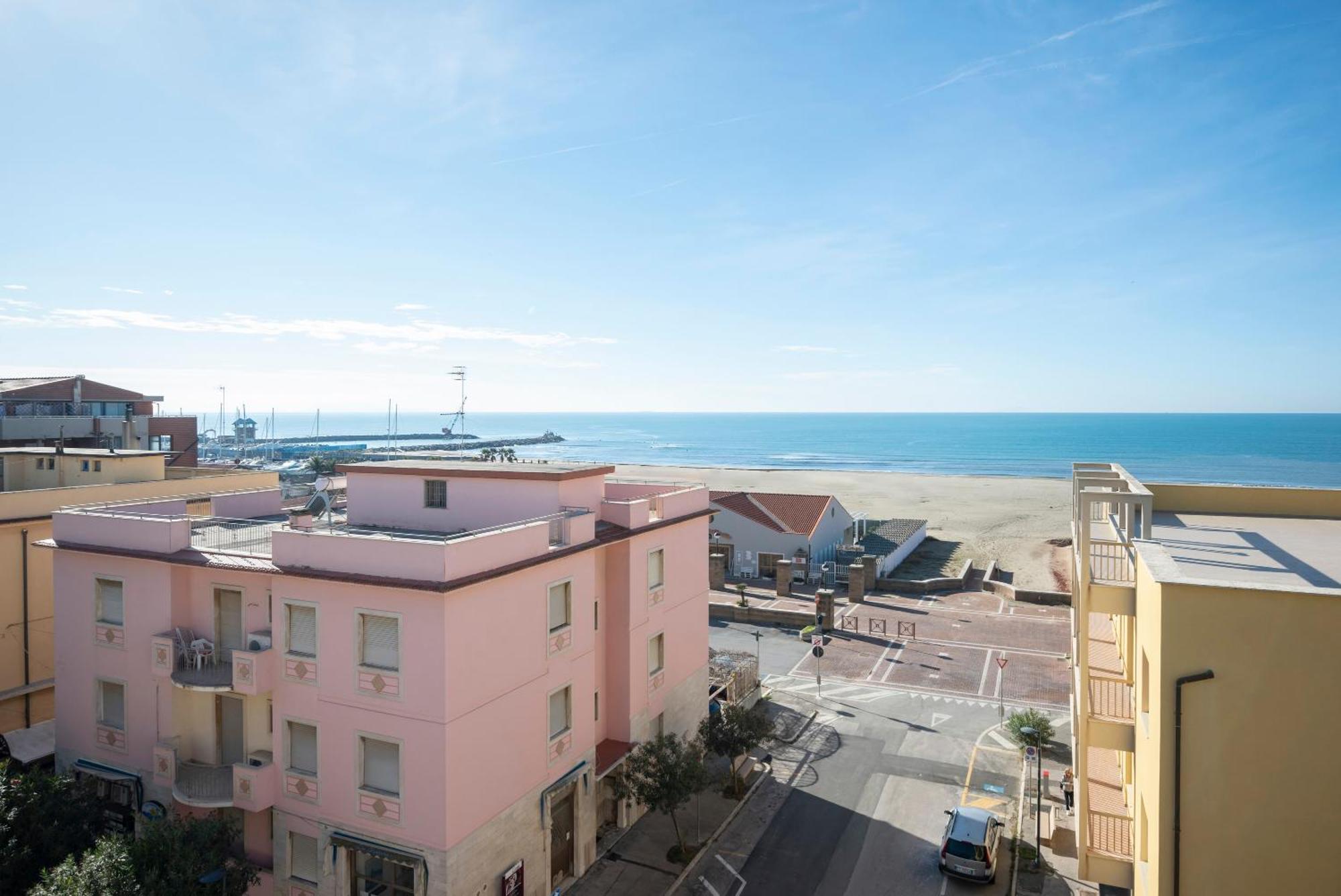 Lola Piccolo Hotel E Appartamenti Marina di Grosseto Bagian luar foto