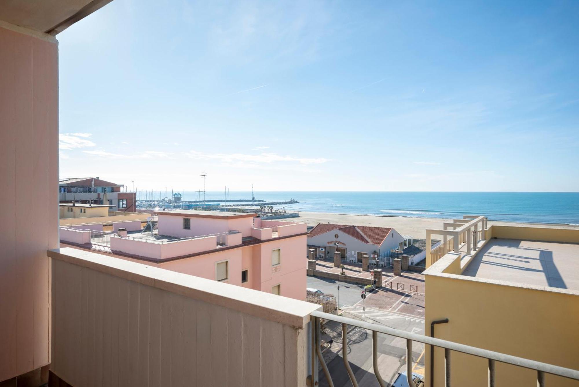 Lola Piccolo Hotel E Appartamenti Marina di Grosseto Bagian luar foto