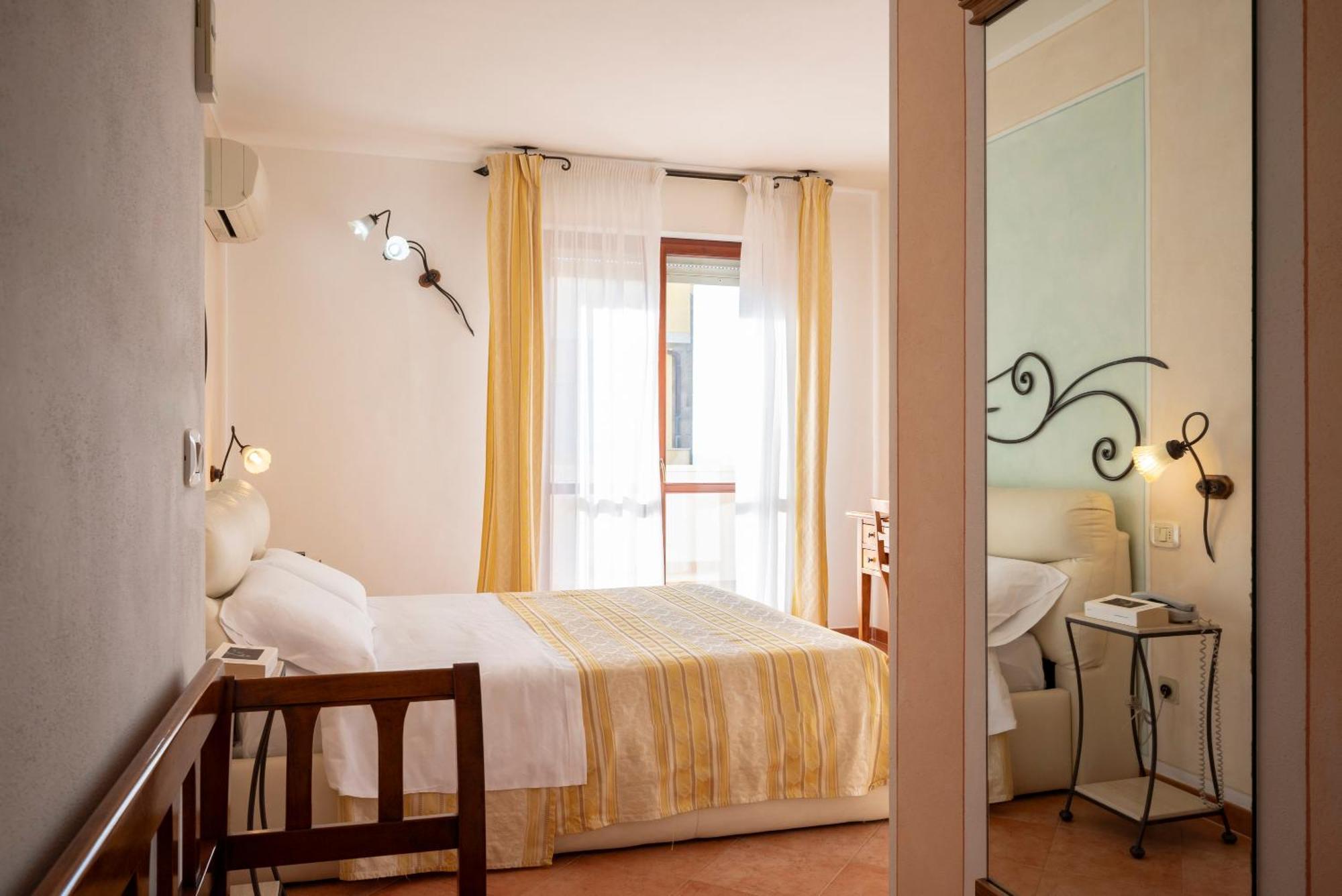 Lola Piccolo Hotel E Appartamenti Marina di Grosseto Bagian luar foto