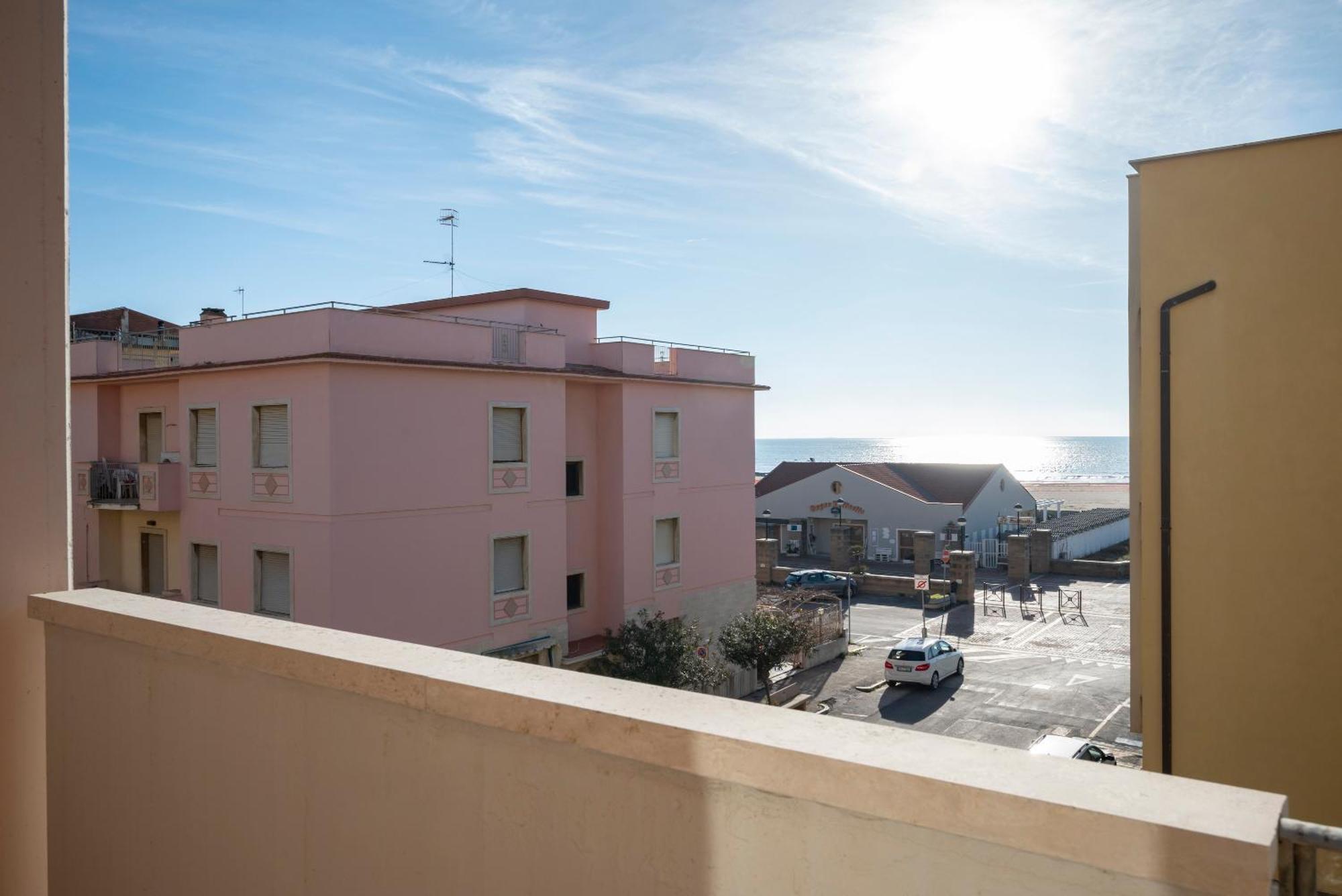Lola Piccolo Hotel E Appartamenti Marina di Grosseto Bagian luar foto