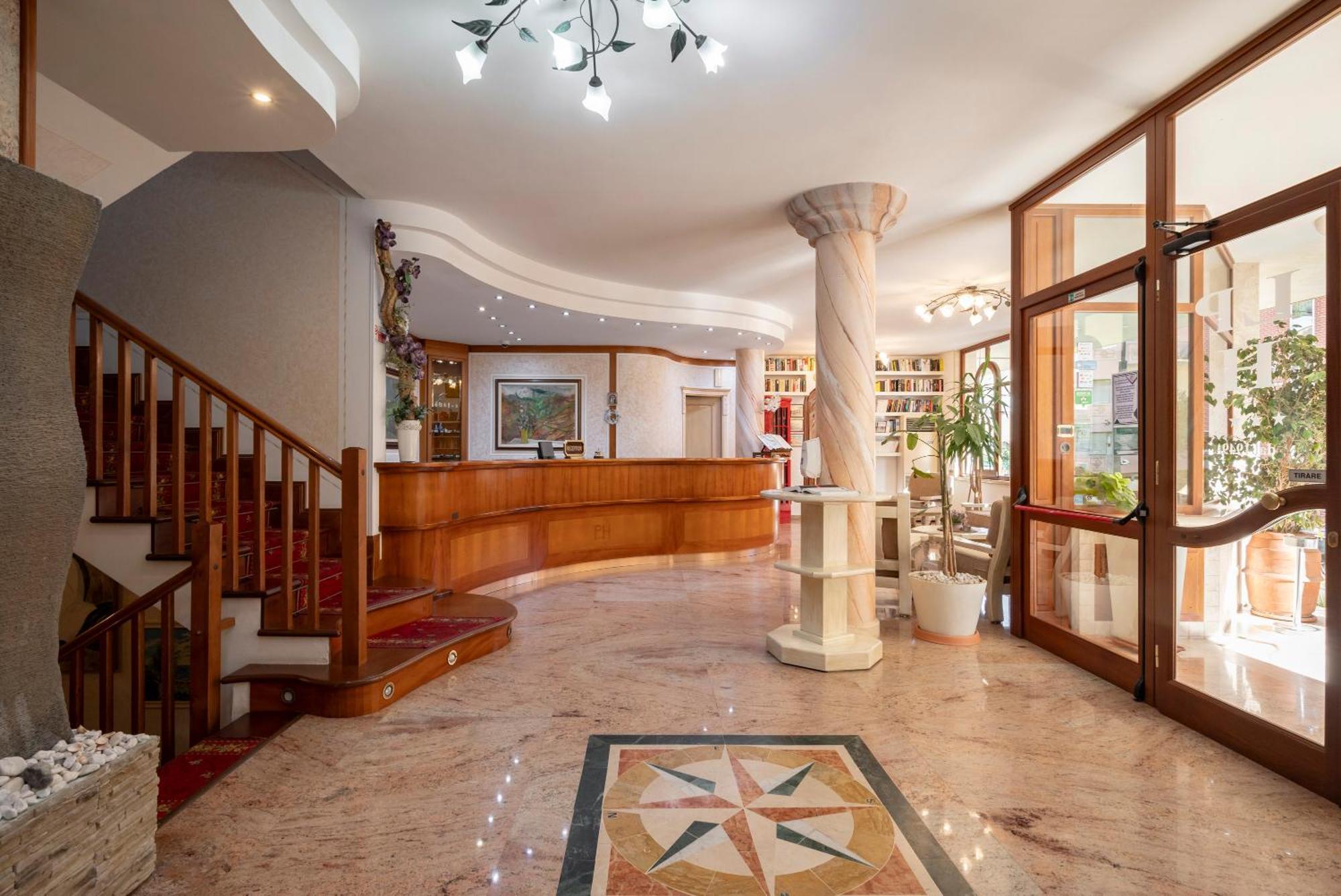 Lola Piccolo Hotel E Appartamenti Marina di Grosseto Bagian luar foto