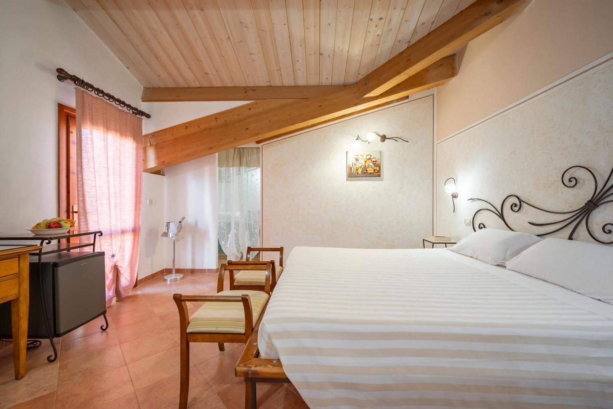 Lola Piccolo Hotel E Appartamenti Marina di Grosseto Bagian luar foto