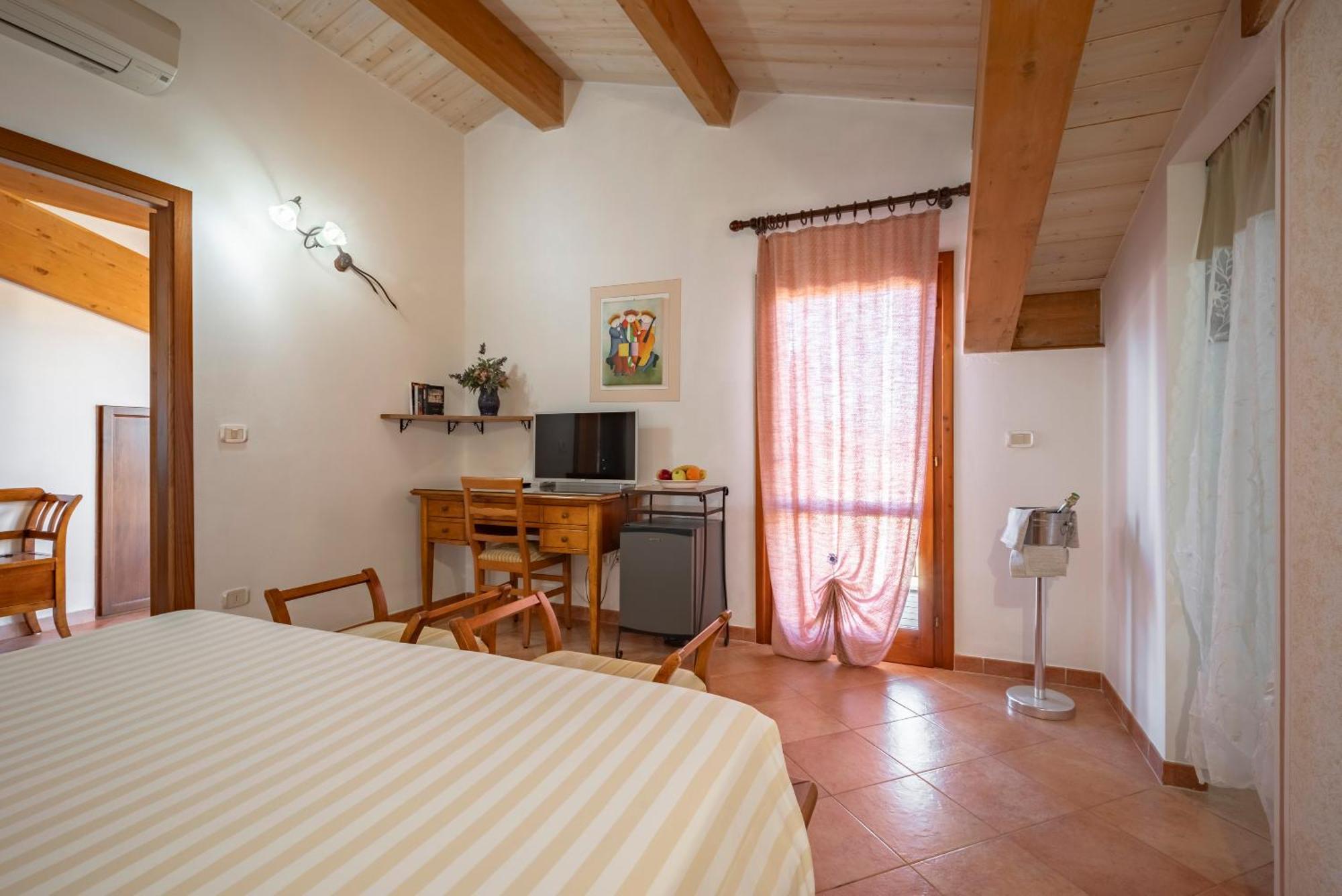 Lola Piccolo Hotel E Appartamenti Marina di Grosseto Bagian luar foto