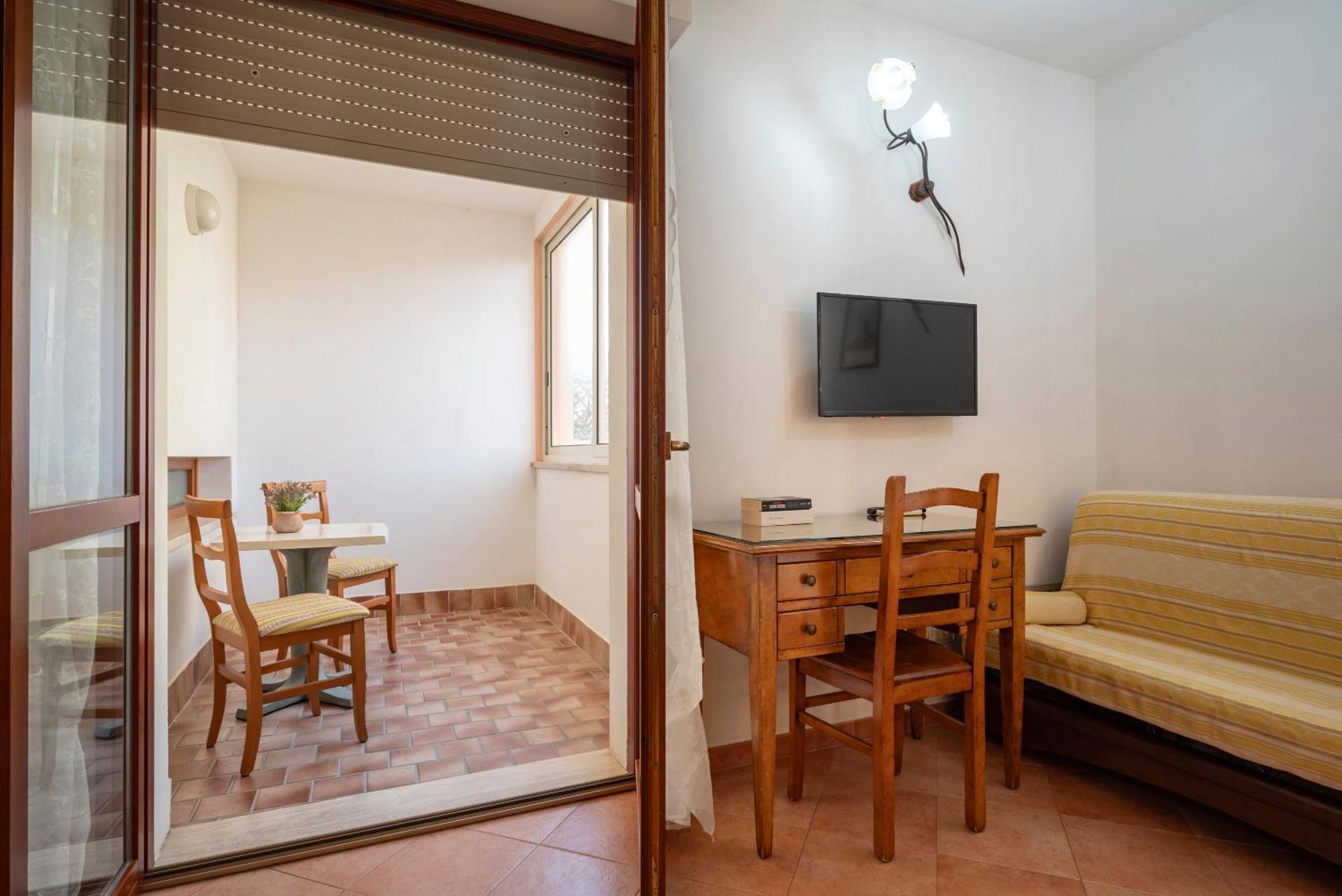 Lola Piccolo Hotel E Appartamenti Marina di Grosseto Bagian luar foto