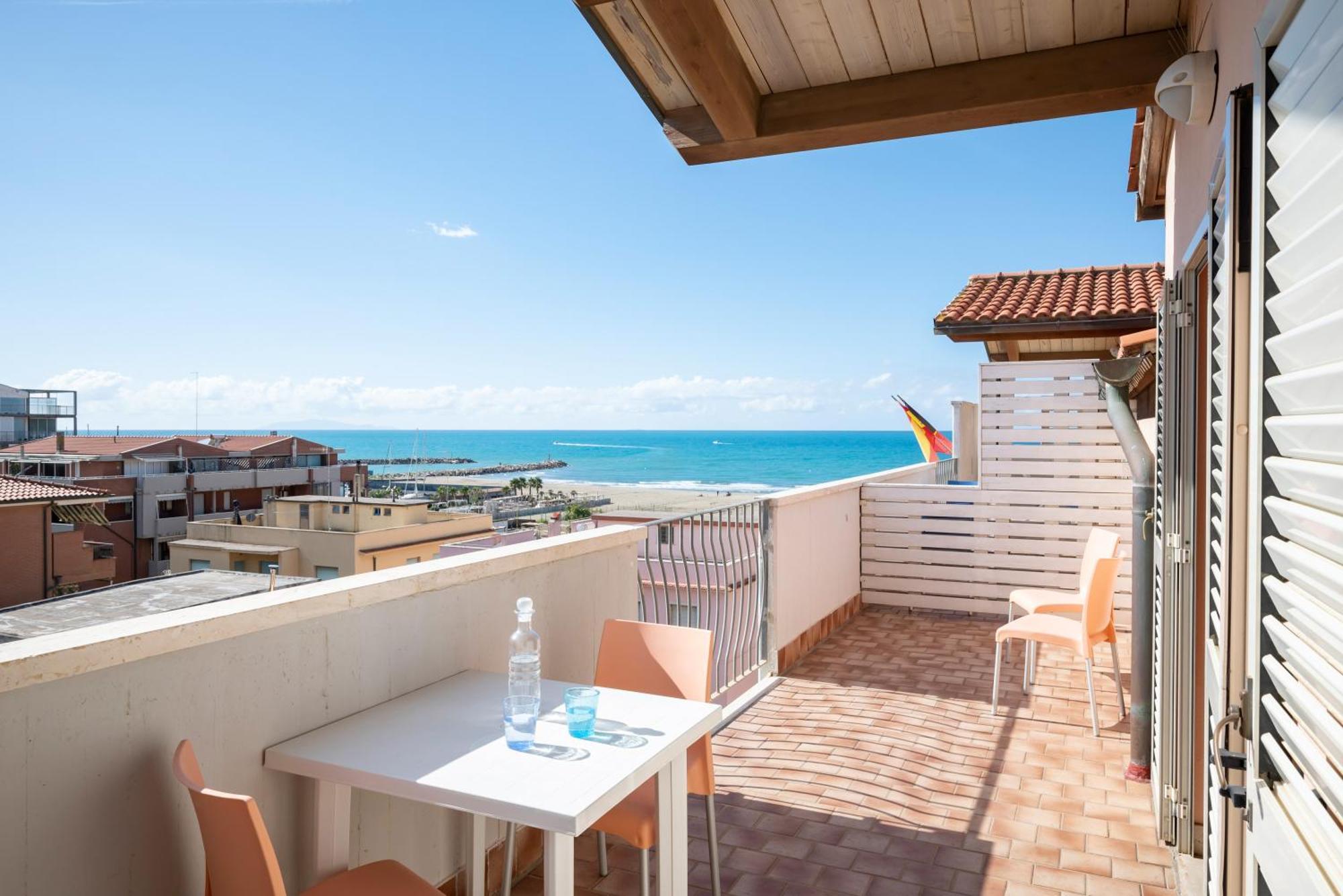 Lola Piccolo Hotel E Appartamenti Marina di Grosseto Bagian luar foto