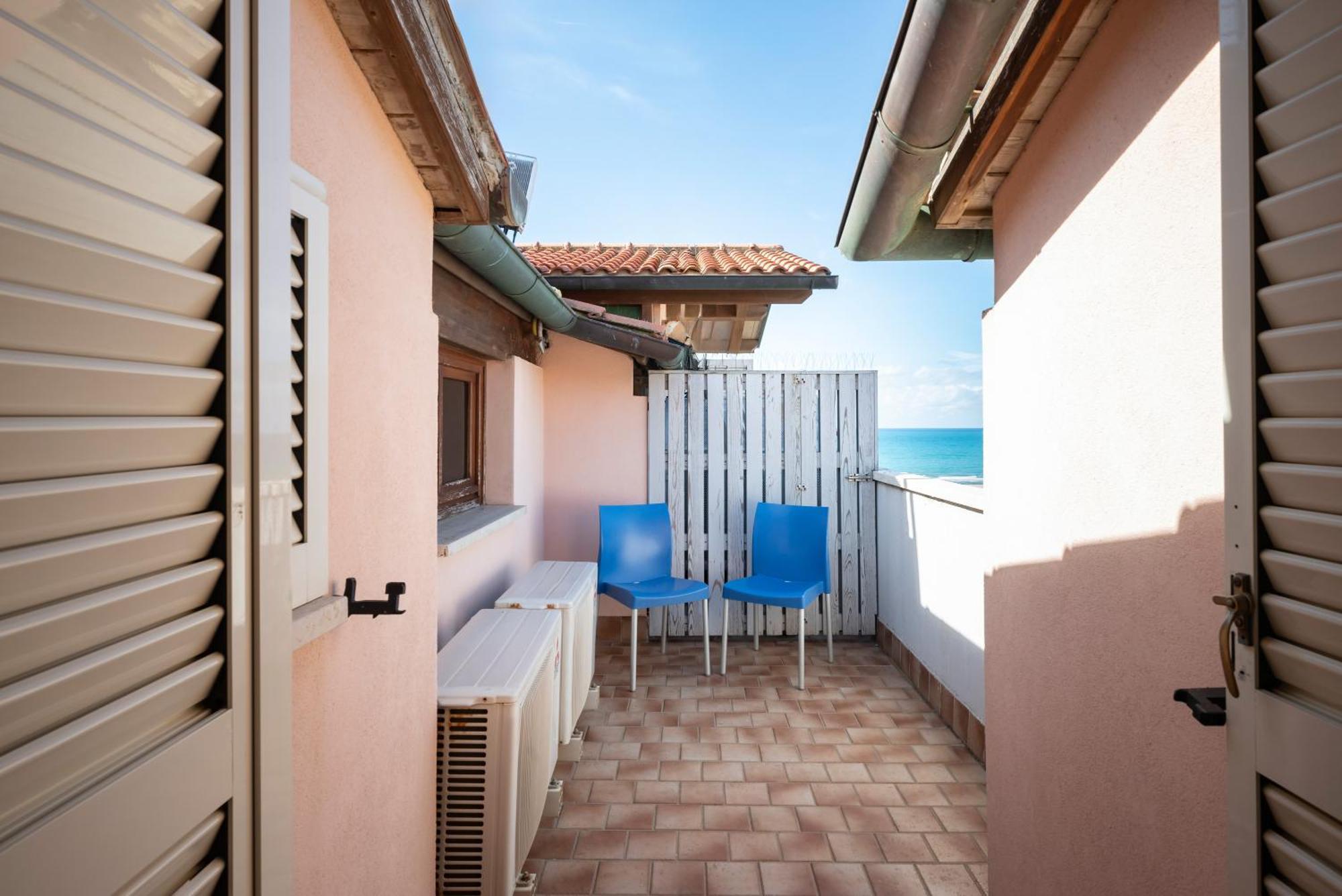 Lola Piccolo Hotel E Appartamenti Marina di Grosseto Bagian luar foto
