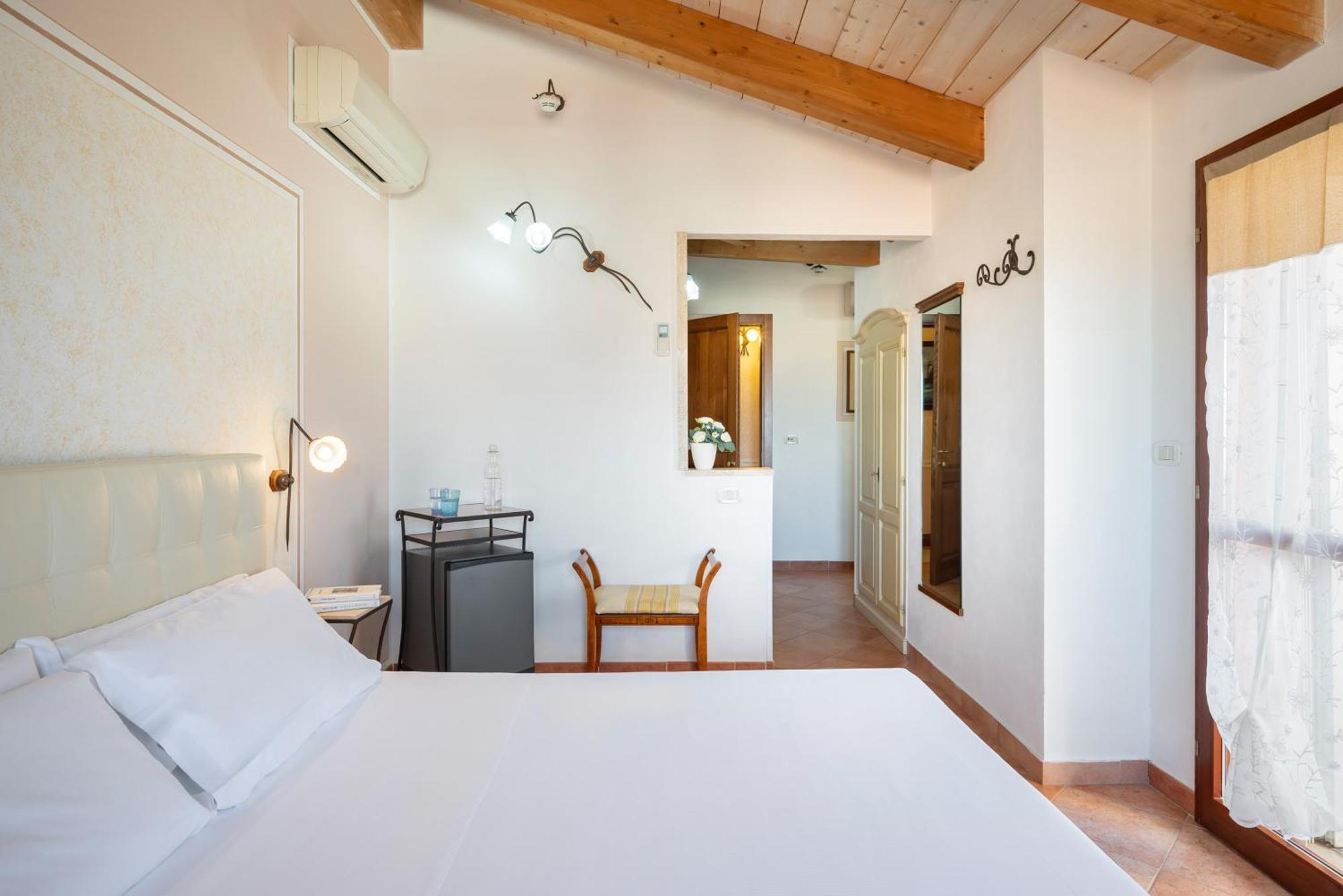 Lola Piccolo Hotel E Appartamenti Marina di Grosseto Bagian luar foto